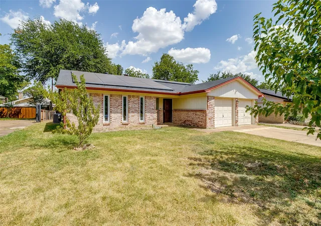 Photo 2 of Sale Pending at 2617 Magnolia Dr, Irving, TX 75062 | MLS# 21352412 | Listing updated on 2026-09-11
