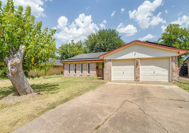 Photo 3 of Sale Pending at 2617 Magnolia Dr, Irving, TX 75062 | MLS# 21352412 | Listing updated on 2026-09-11