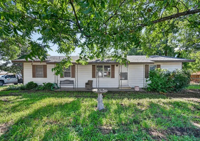 Photo 1 of Single family home for sale at 108 S Lakeview Dr, Lake Dallas, TX 75065 | MLS# 21353144 | Listing updated on 2026-09-14