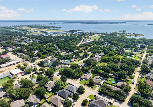 Photo 3 of Single family home for sale at 108 S Lakeview Dr, Lake Dallas, TX 75065 | MLS# 21353144 | Listing updated on 2026-09-14