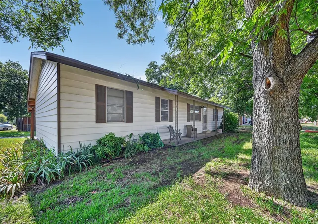 Photo 4 of Single family home for sale at 108 S Lakeview Dr, Lake Dallas, TX 75065 | MLS# 21353144 | Listing updated on 2026-09-14