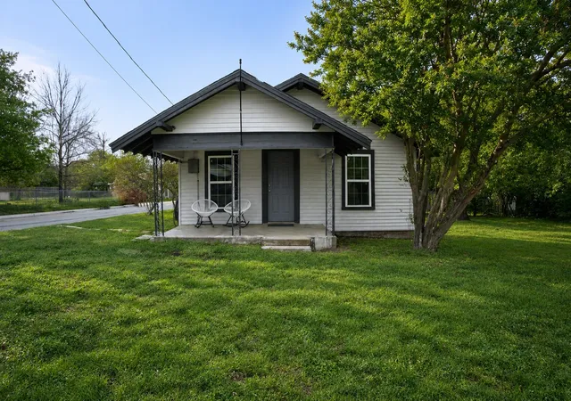 Single family home for sale at 501 Eureka St, Weatherford, TX 76086 | MLS# 21343043