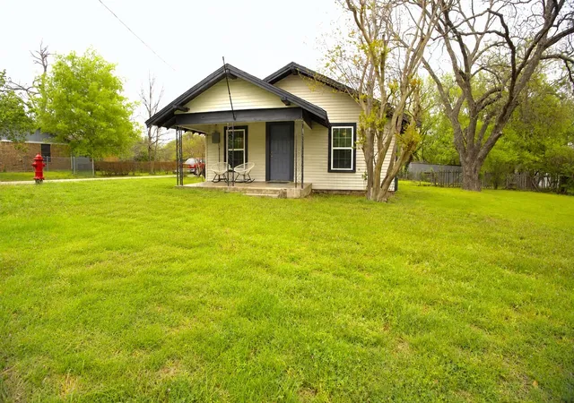 Photo 2 of Single family home for sale at 501 Eureka St, Weatherford, TX 76086 | MLS# 21343043 | Listing updated on 2026-09-07