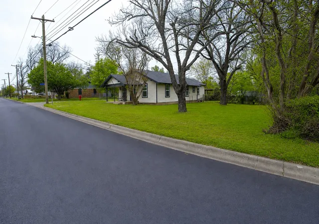 Photo 3 of Single family home for sale at 501 Eureka St, Weatherford, TX 76086 | MLS# 21343043 | Listing updated on 2026-09-07