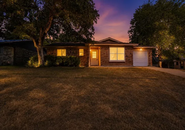 Photo 1 of Sale Pending at 2100 Nw 3rd Ave, Mineral Wells, TX 76067 | MLS# 21352464 | Listing updated on 2026-09-09