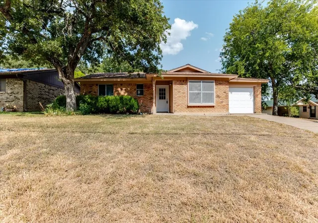 Photo 3 of Sale Pending at 2100 Nw 3rd Ave, Mineral Wells, TX 76067 | MLS# 21352464 | Listing updated on 2026-09-09