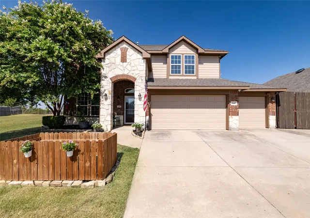 Photo 1 of Single family home for sale at 15647 Gatehouse Dr, Roanoke, TX 76262 | MLS# 21351528 | Listing updated on 2026-09-12