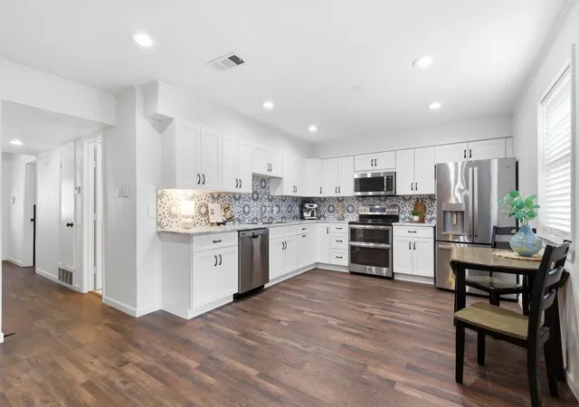 Photo 4 of Single family home for sale at 709 Lexington Dr, Irving, TX 75061 | MLS# 21352388 | Listing updated on 2026-09-13