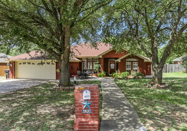 Photo 2 of Single family home for sale at 10127 Cougar Ridge Pkwy, Waco, TX 76708 | MLS# 21351810 | Listing updated on 2026-09-21