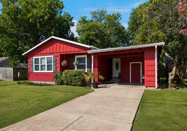 Photo 1 of Single family home for sale at 209 Kirksey St, Waxahachie, TX 75165 | MLS# 21348365 | Listing updated on 2026-09-08