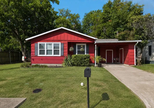 Photo 2 of Single family home for sale at 209 Kirksey St, Waxahachie, TX 75165 | MLS# 21348365 | Listing updated on 2026-09-08