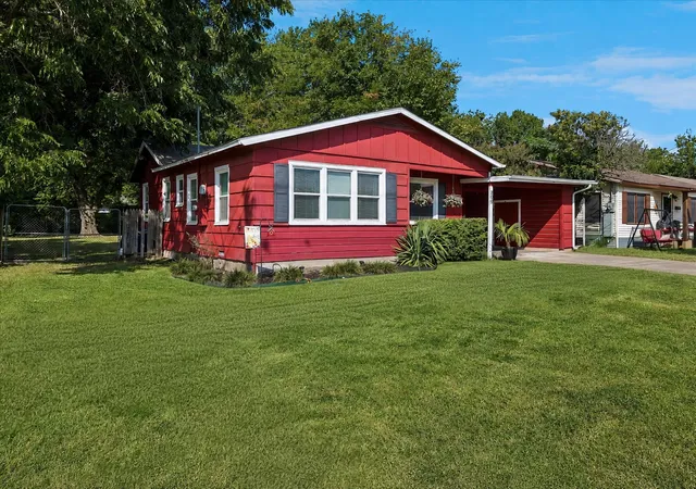 Photo 3 of Single family home for sale at 209 Kirksey St, Waxahachie, TX 75165 | MLS# 21348365 | Listing updated on 2026-09-08