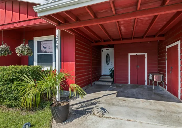 Photo 3 of Single family home for sale at 209 Kirksey St, Waxahachie, TX 75165 | MLS# 21348365 | Listing updated on 2026-10-01