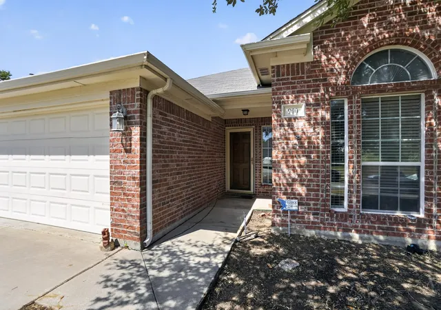 Photo 3 of Sale Pending at 900 Mistflower Ave, Burleson, TX 76028 | MLS# 21350977 | Listing updated on 2026-09-09