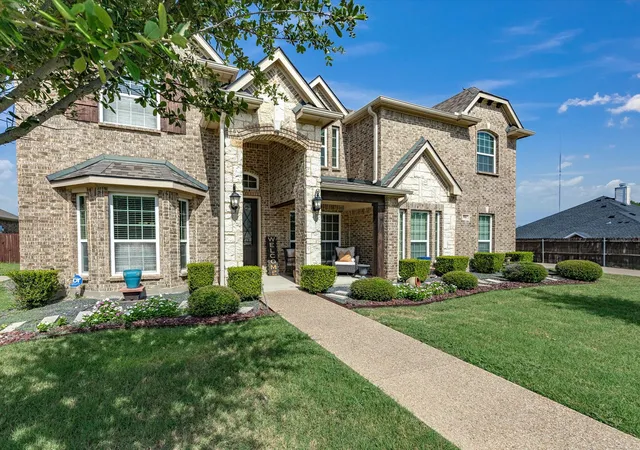 Photo 3 of Single family home for sale at 906 Hidden Lakes Dr, Cedar Hill, TX 75104 | MLS# 21352946 | Listing updated on 2026-09-15