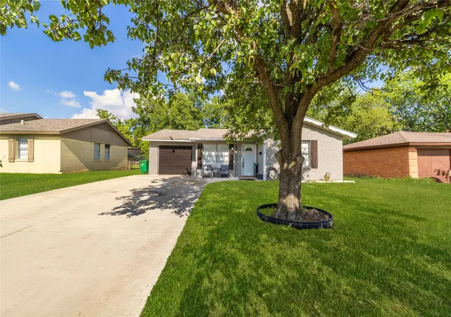 Photo 1 of Sale Pending at 726 Royal Crest, Mesquite, TX 75149 | MLS# 21353459 | Listing updated on 2026-09-18
