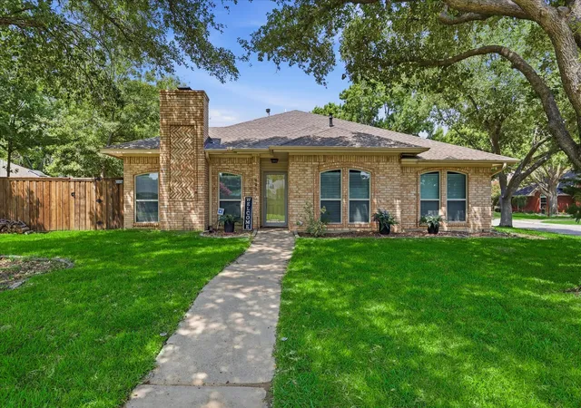 Photo 3 of Single family home for sale at 629 Park Ln, Lewisville, TX 75077 | MLS# 21346588 | Listing updated on 2026-09-10