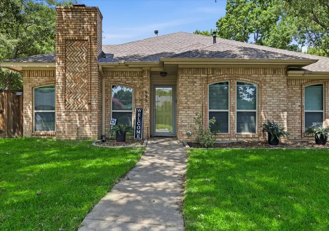 Photo 4 of Single family home for sale at 629 Park Ln, Lewisville, TX 75077 | MLS# 21346588 | Listing updated on 2026-09-10