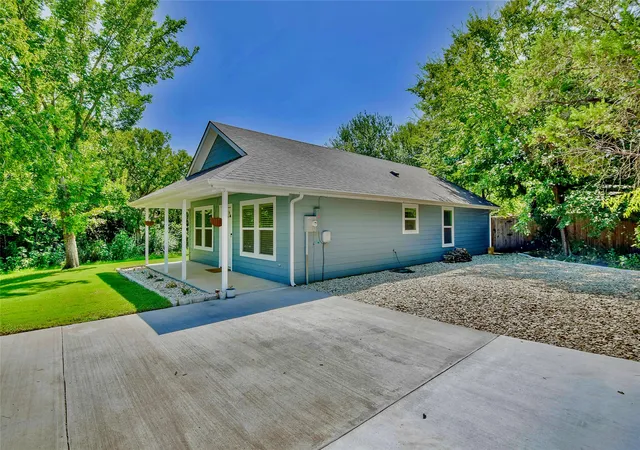 Photo 2 of Single family home for sale at 903 Comanche Cove Dr, Granbury, TX 76048 | MLS# 21353100 | Listing updated on 2026-09-15