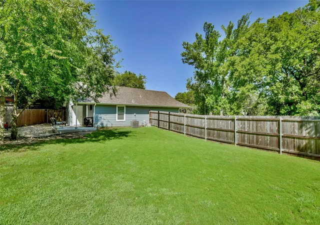 Photo 3 of Single family home for sale at 903 Comanche Cove Dr, Granbury, TX 76048 | MLS# 21353100 | Listing updated on 2026-09-15