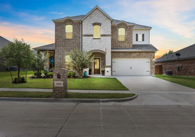 Photo 2 of Single family home for sale at 1544 Signature Dr, Weatherford, TX 76087 | MLS# 21353499 | Listing updated on 2026-09-13