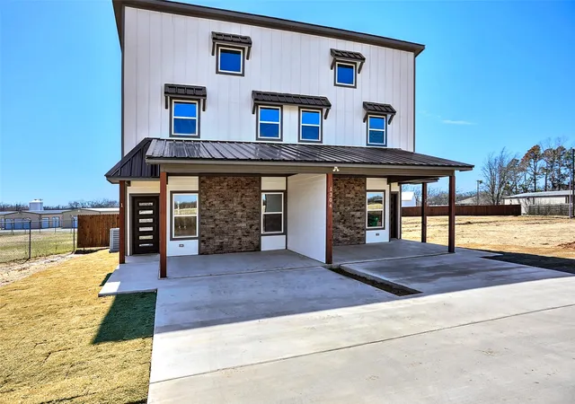 Photo 1 of Multi family home for sale at 1304 Country Rd, Whitesboro, TX 76273 | MLS# 21351692 | Listing updated on 2026-09-21