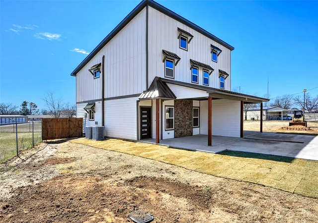Photo 2 of Multi family home for sale at 1304 Country Rd, Whitesboro, TX 76273 | MLS# 21351692 | Listing updated on 2026-09-21