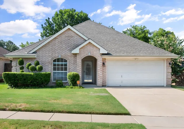Photo 1 of Sale Pending at 817 Willow Ct, Saginaw, TX 76179 | MLS# 21332238 | Listing updated on 2026-09-29