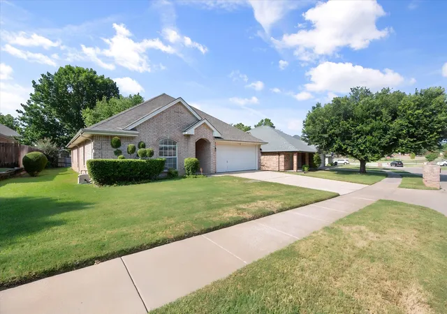 Photo 2 of Sale Pending at 817 Willow Ct, Saginaw, TX 76179 | MLS# 21332238 | Listing updated on 2026-09-29