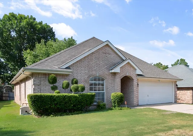 Photo 3 of Sale Pending at 817 Willow Ct, Saginaw, TX 76179 | MLS# 21332238 | Listing updated on 2026-09-29
