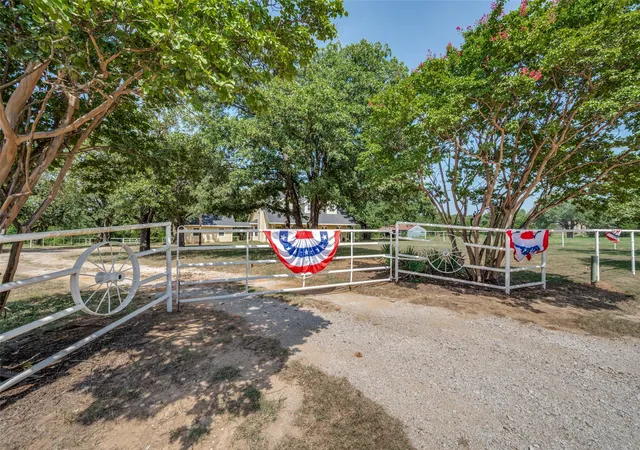 Photo 3 of Single family home for sale at 229 Quail Run Rd, Valley View, TX 76272 | MLS# 21353049 | Listing updated on 2026-09-11
