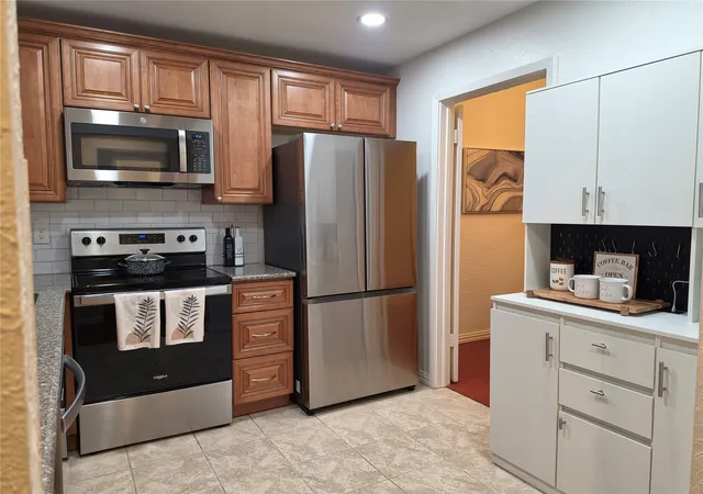 Listing Photo 5 - Condo for sale in building located at 3120 Devonshire Dr, Plano, TX 75075 - Unit #231