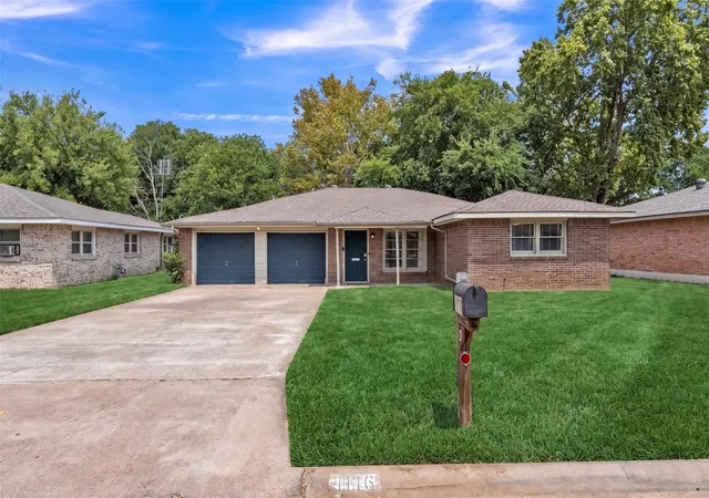 Photo 1 of Single family home for sale at 1116 Center St, Cleburne, TX 76033 | MLS# 21353729 | Listing updated on 2026-09-11
