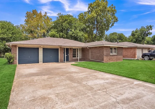 Photo 2 of Single family home for sale at 1116 Center St, Cleburne, TX 76033 | MLS# 21353729 | Listing updated on 2026-09-11