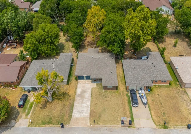 Photo 3 of Single family home for sale at 1116 Center St, Cleburne, TX 76033 | MLS# 21353729 | Listing updated on 2026-09-11