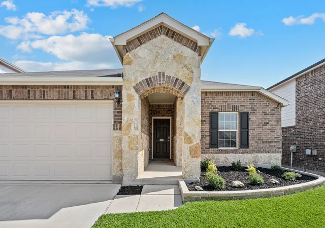 Photo 2 of Sale Pending at 9112 Settlers Peak Rd, Fort Worth, TX 76179 | MLS# 21352404 | Listing updated on 2026-09-19