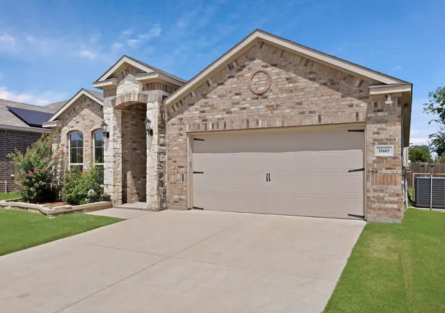 Photo 3 of Sale Pending at 10601 Summer Pl Ln, Fort Worth, TX 76140 | MLS# 21346741 | Listing updated on 2026-09-08