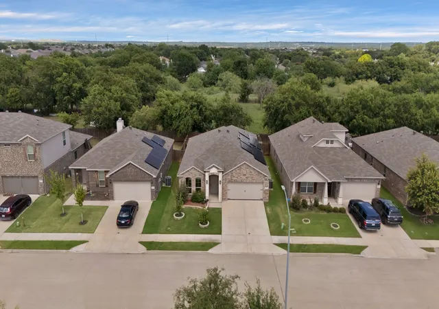 Photo 3 of Sale Pending at 10601 Summer Pl Ln, Fort Worth, TX 76140 | MLS# 21346741 | Listing updated on 2026-09-08
