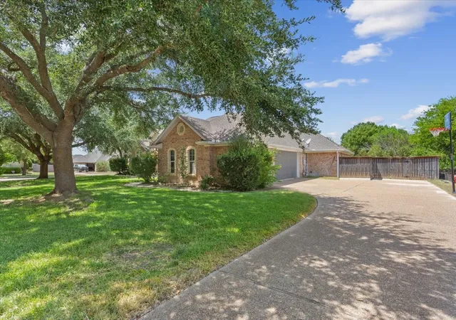 Photo 2 of Single family home for sale at 800 Granite Ln, Lorena, TX 76655 | MLS# 21350255 | Listing updated on 2026-09-15