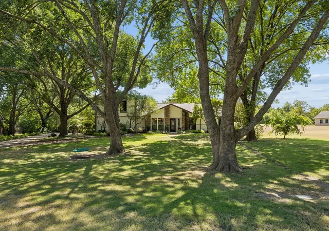Photo 3 of Single family home for sale at 520 Cottonwood Pl, Fairview, TX 75069 | MLS# 21351580 | Listing updated on 2026-09-13
