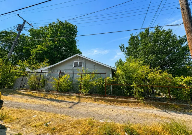 Photo 2 of Single family home for sale at 110 N Marlborough Ave, Dallas, TX 75208 | MLS# 21353899 | Listing updated on 2026-10-01