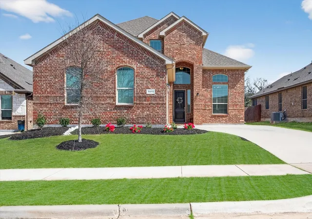 Photo 1 of Single family home for sale at 7815 Kettle Creek Dr, Arlington, TX 76001 | MLS# 21353959 | Listing updated on 2026-09-12