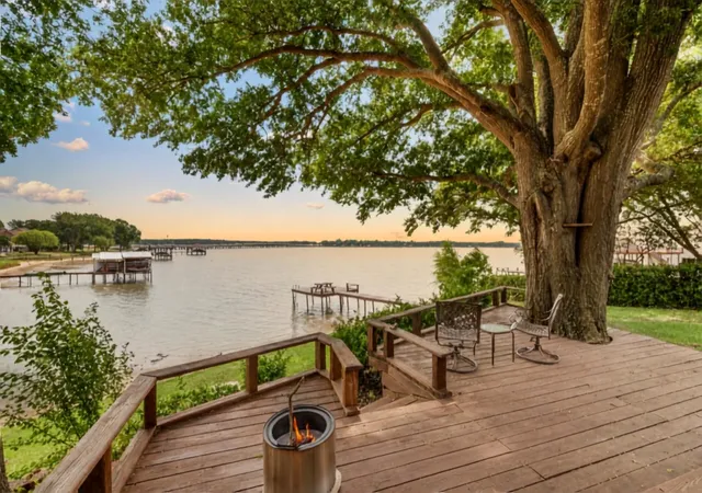 Photo 1 of Single family home for sale at 211 Lake Front Dr, Mabank, TX 75156 | MLS# 21353126 | Listing updated on 2026-09-13