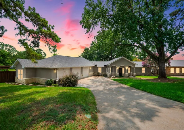 Photo 2 of Single family home for sale at 211 Lake Front Dr, Mabank, TX 75156 | MLS# 21353126 | Listing updated on 2026-09-13
