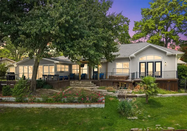 Photo 3 of Single family home for sale at 211 Lake Front Dr, Mabank, TX 75156 | MLS# 21353126 | Listing updated on 2026-09-13