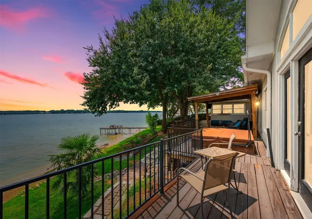 Photo 3 of Single family home for sale at 211 Lake Front Dr, Mabank, TX 75156 | MLS# 21353126 | Listing updated on 2026-09-13