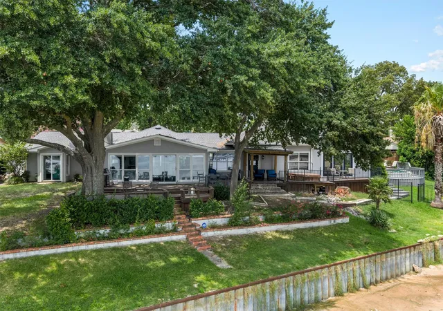 Photo 4 of Single family home for sale at 211 Lake Front Dr, Mabank, TX 75156 | MLS# 21353126 | Listing updated on 2026-09-13