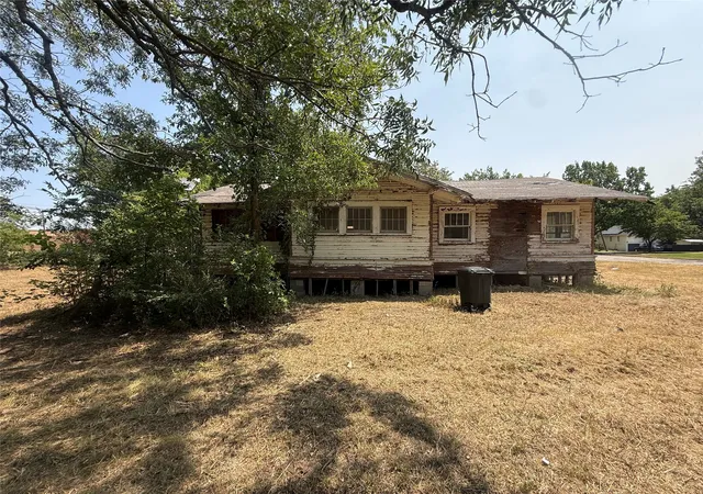 Photo 3 of Single family home for sale at 204 W Maple St, Whitewright, TX 75491 | MLS# 21352949 | Listing updated on 2026-10-06