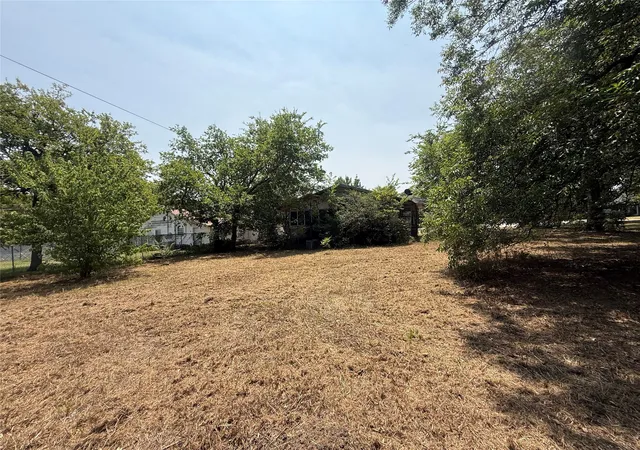 Photo 1 of Single family home for sale at 204 W Maple St, Whitewright, TX 75491 | MLS# 21352949 | Listing updated on 2026-10-06