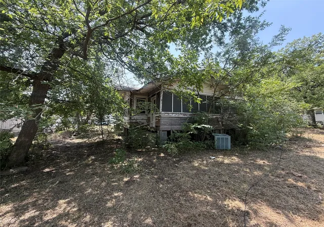 Photo 2 of Single family home for sale at 204 W Maple St, Whitewright, TX 75491 | MLS# 21352949 | Listing updated on 2026-10-06
